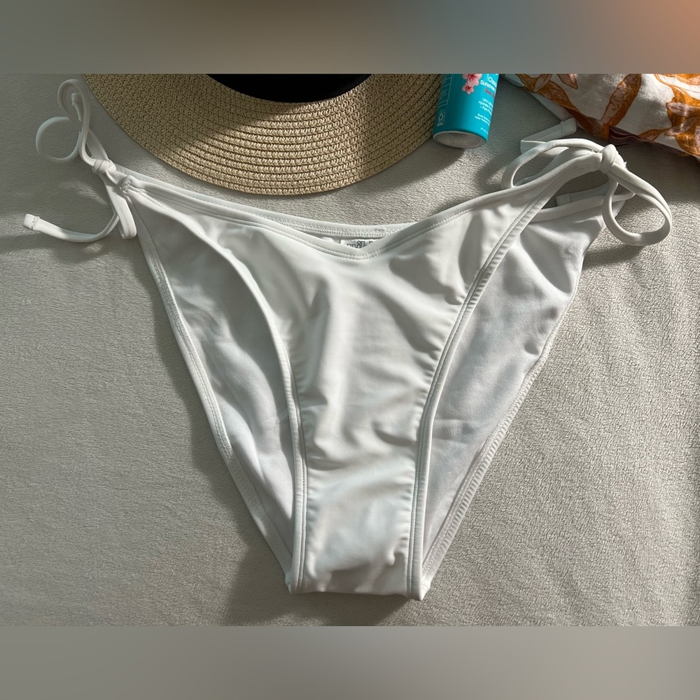 Wild Fable Side-Tie V-Front High Leg Cheeky Bikini Bottom - White Size L